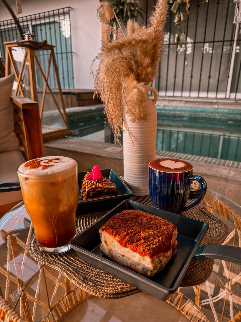 Mesa con cheesecake y bebidas keto