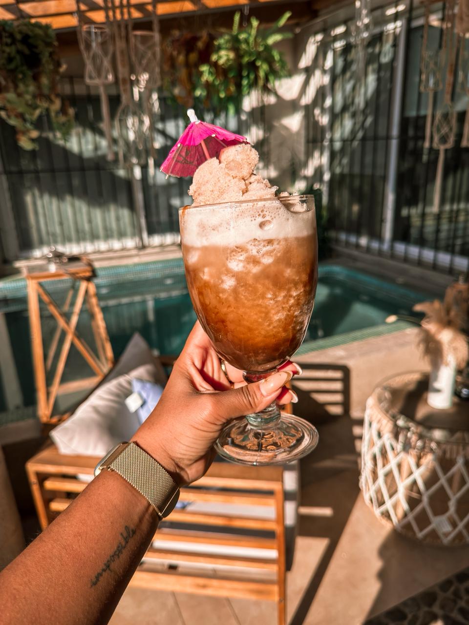 Bebida fría refrescante junto a la alberca